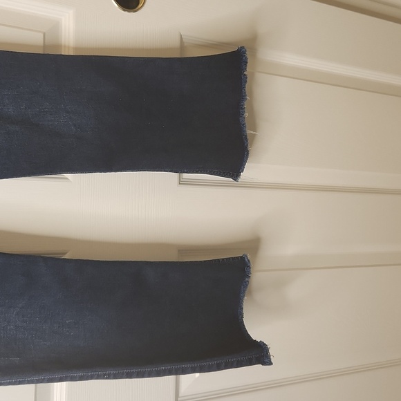 Hollister Women's Low Rise Bootcut Soft Stretch Frayed Dark Wash Jeans Size 4R - Picture 5 of 9